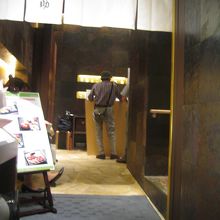 椅子に座って待ちました!!