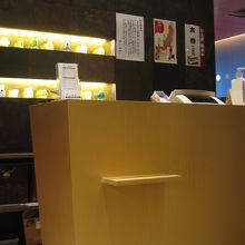 レジの風景。小さいですが、可愛いガラスの器が並んでいます