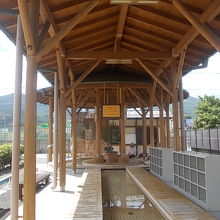 とてもアットホームな風情の足湯で、管理人さんもいます