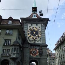 旧市街で最も有名で美しい時計塔です。