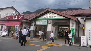 温泉地らしい駅です