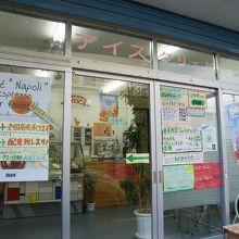 ガラス張りの入り口