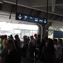 ターミナルの１階到着口を出たところ