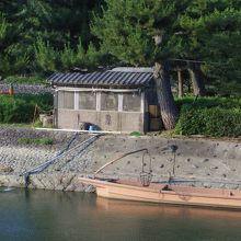 対岸には鵜飼小屋が鵜見えます