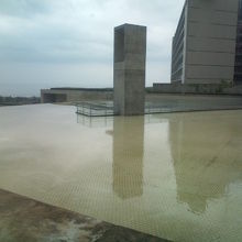 川のど真ん中にエレベーター