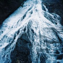 迫力のある滝が見られます