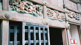 三猿に象徴される多様な木彫りが見られます