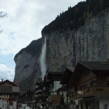 まるで、村を呑みこむかのようなシュタウプバッハの滝