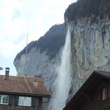 恐いぐらいの勢いでしぶきが埃のように舞っています。