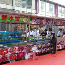 テーブルと椅子を並べて、露店形式の海鮮料理店