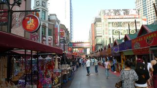 露店がたくさん出ている商店街、見ているだけでも楽しめる