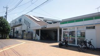 西口駅前のベンチの雰囲気が良い
