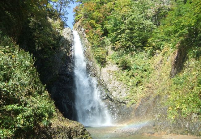 暗門の滝コースの第二の滝（虹が綺麗に見えています）