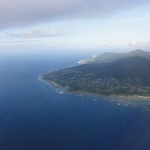 遠くに見える島が徳之島で、手前に小さな空港が見えます。