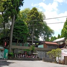 釈迦堂の手前の階段を上る