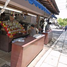 お守りやお供えを売っている