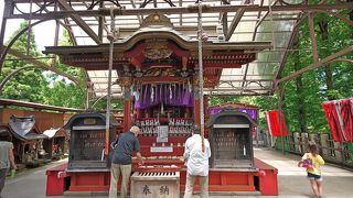 横にある出世稲荷にぜひお参りを