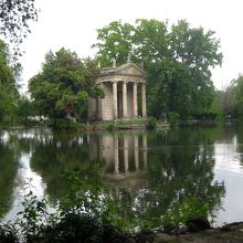 池のほとりの「アスクレピオス神殿」