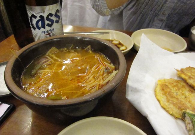 あっさりだけどコクのあるクッパとチヂミの盛り合わせがグッド