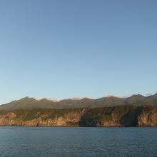 知床岬にある知床連山を船から望みます。