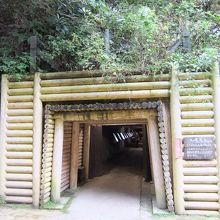 出口は、安全のためにかなり補強されています。