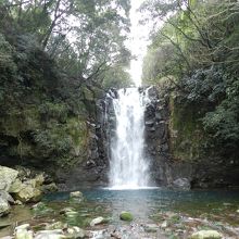 正面から見た滝全景