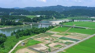 上り（東京方面行き）SAの展望所では、雄大な信濃川の流れが見えます。