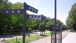 大きなスポーツ施設があります