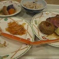 朝食・夕食ともバイキングがすごい。