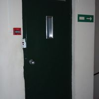 この扉がエレベーターの扉。取っ手を引けばなんとエレベーター