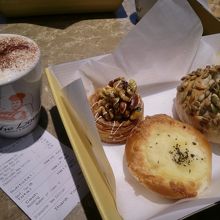 カプチーノとパン、RM17