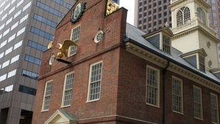 高層ビルに囲まれています