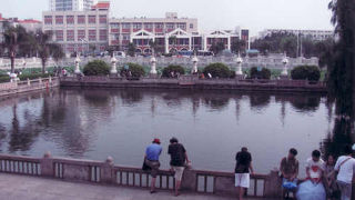 「佛」という大きな文字が彫られている。