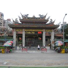 電光掲示板のあるのが特徴