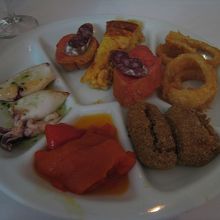 タパス盛り合わせ、丁寧に作られていてどれも美味。