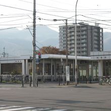 右側がエレベーター、左奥がバスターミナル