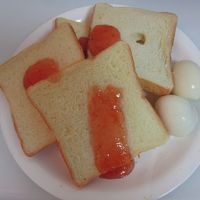 朝食（トースト、ゆで卵、コーヒーは無料）