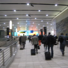 空港に到着、入国審査へ向かう