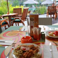 プール前での朝食ビュッフェ