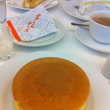 スイーツに囲まれ幸せ