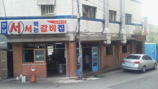 ホテル街にある