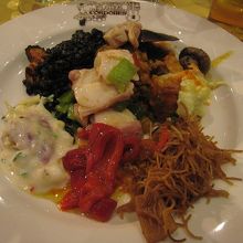 グラタン、蛸マリネ、イカスミパエリアなどなど色々です。