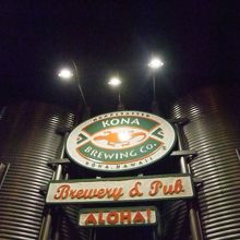 大きなタンクが目印の看板です