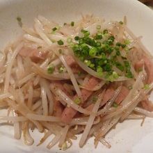 もやしとランチョンポーク炒め　シンプルな味付け。