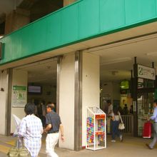 改札口前
