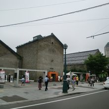 落ち着いた雰囲気の店舗外観（写真一番左側）