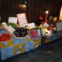 今日使われる料理の京野菜が店先に並べられている。