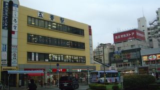 4階建ての駅ビル