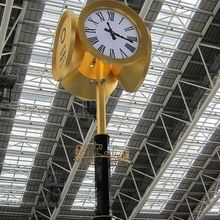 時空（とき）の広場の金の時計