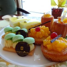 ライムのマカロンにマンゴーのタルト、レアチーズケーキ、フィナ